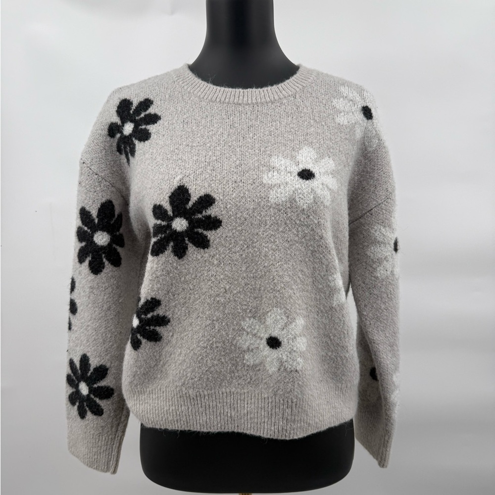 Light Gray Crewneck Sweater with Black & White Daisy‎ Motifs